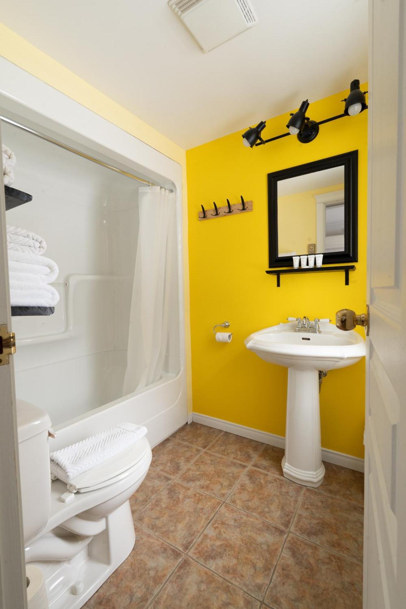 Hotel Les Quatre Bonheurs Amqui Bagian luar foto